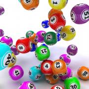 Boules colorees du loto en tas dense