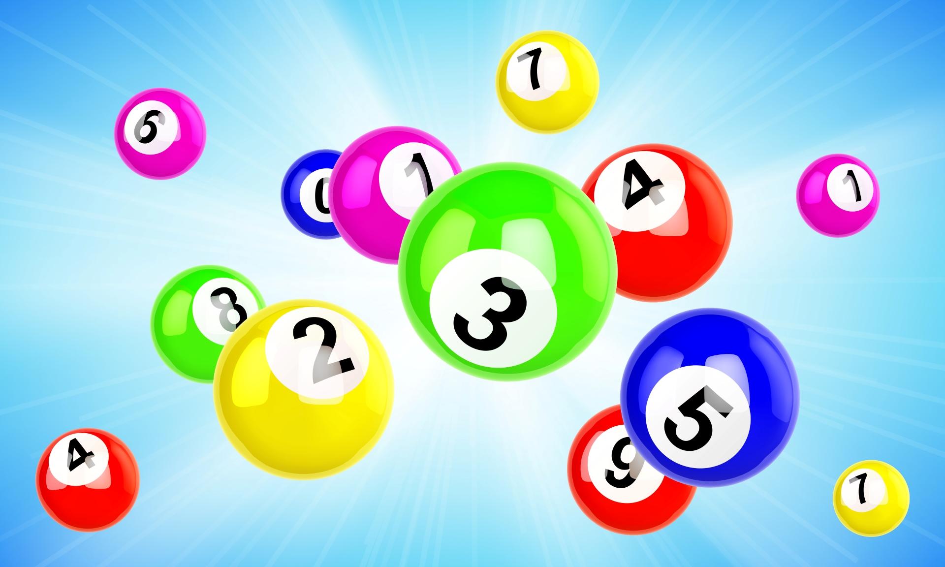 Boules du loto colorees avec numeros sur fond bleu