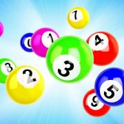 Boules du loto colorees avec numeros sur fond bleu