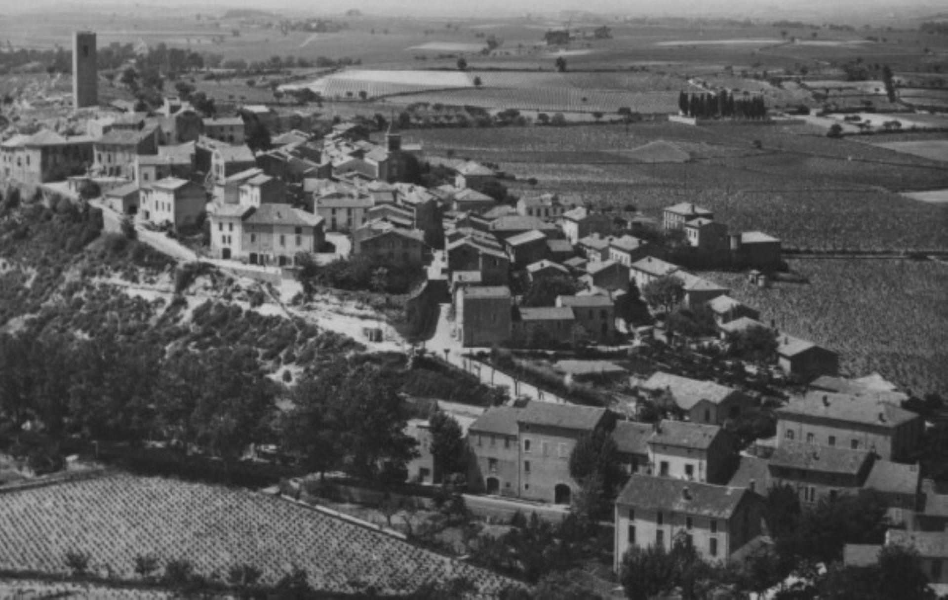 Village de montady avec la tour en noir et blanc vu de face en hauteur