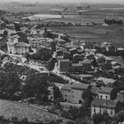 Village de montady avec la tour en noir et blanc vu de face en hauteur