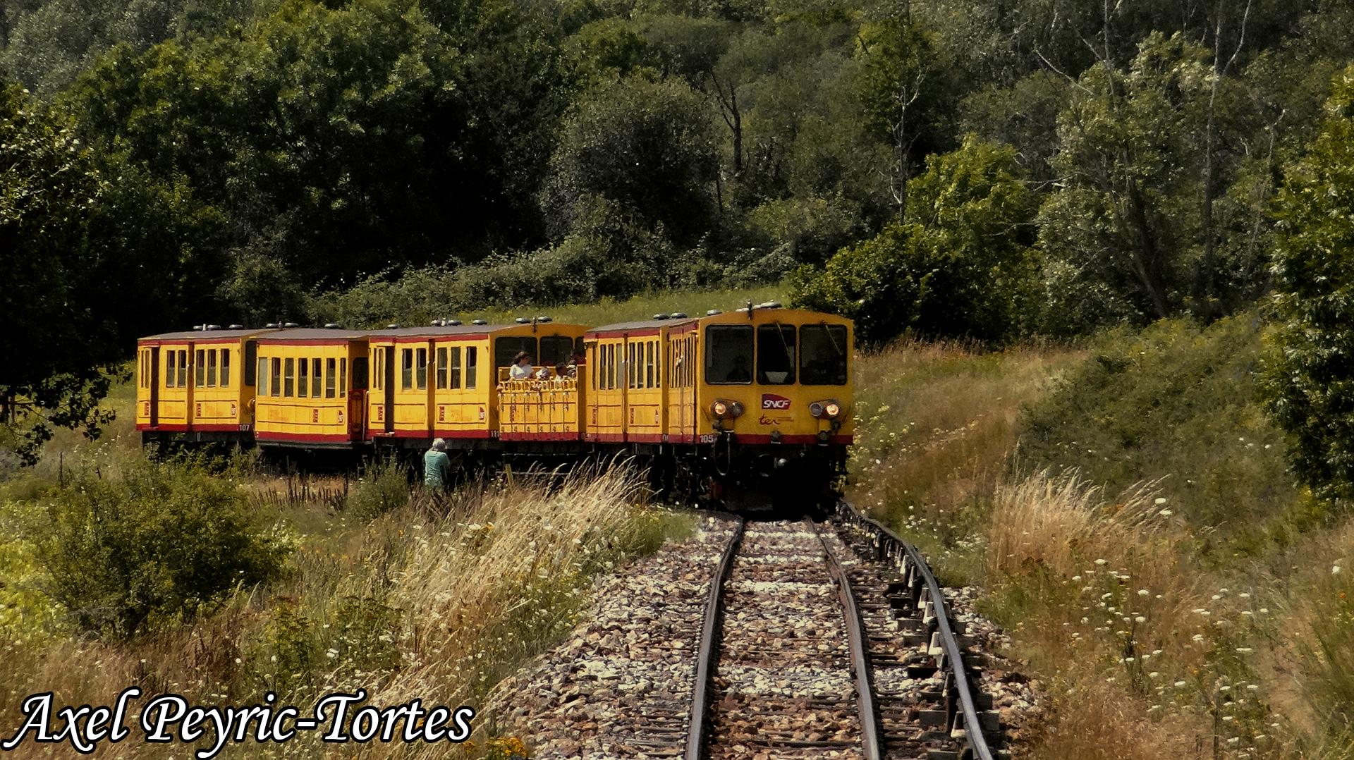 Z 105 en tete d une rame de six pieces dans la courbe entre bena fanes et ur vu du tunnel pla de llaura